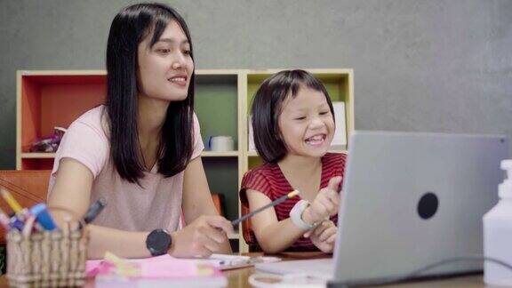 亚洲母亲帮助女儿在家上学