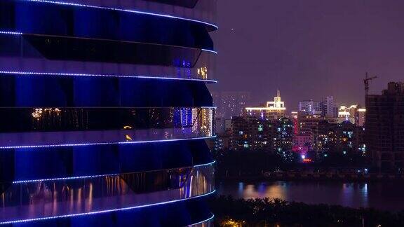 夜晚照亮三亚湾著名的酒店综合体侧屋顶全景4k时间的中国海南岛