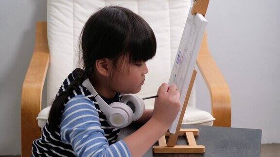 亚洲孩子女孩绘画画布框架