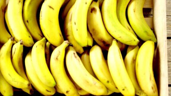 新鲜香蕉装在木箱里