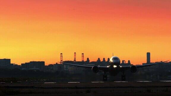 喷气式飞机在日落时从机场起飞