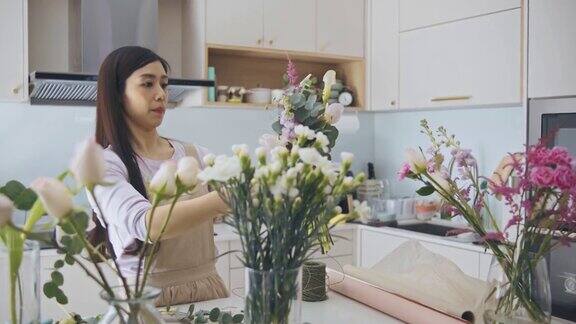 亚洲华人女性花商小企业主安排花束在厨房在家里在家里做日常的小生意