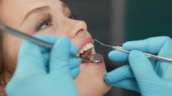 诊所的专业诊断和牙医对问题的识别病人知道专业的牙科护理有助于保持微笑近距离审查过程