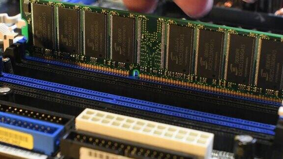技术员将RAM模块插入主板插座4K超高清高清
