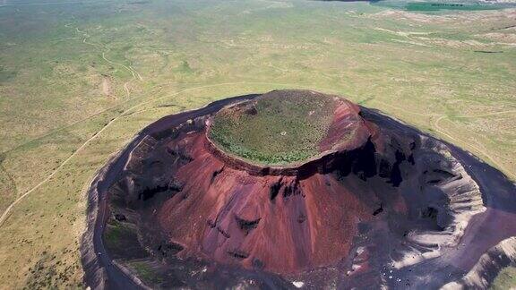 鸟瞰图的草原和灭绝的火山口中国