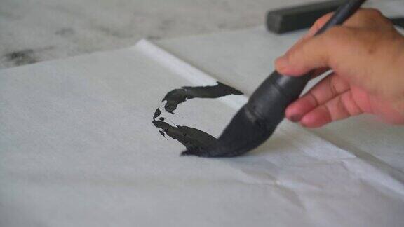 一位著名的中国书法家用毛笔书写创作一幅书法作品