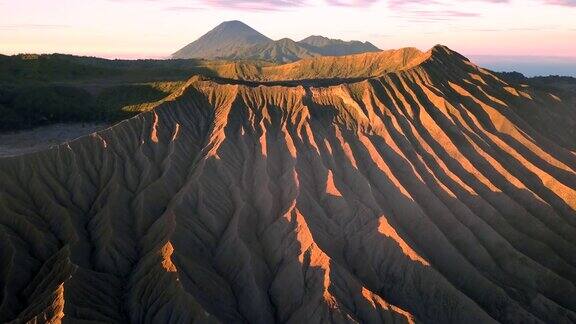 4K:印尼东爪哇溴火山火山口鸟瞰图