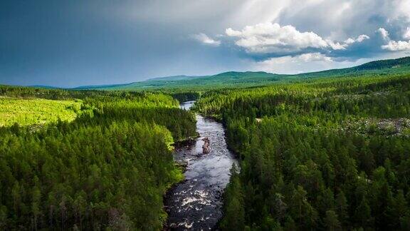 北欧北部森林中河流的航拍图