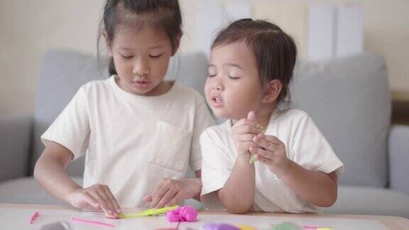 儿童发展活动小女孩在家玩粘土
