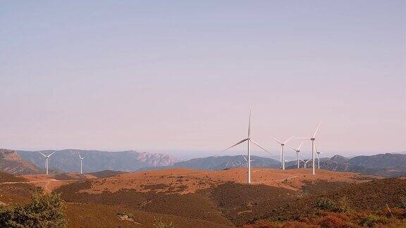 大型风力涡轮机的叶片在日落和蓝天的山丘上意大利撒丁岛的替代能源