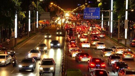 中国成都夜晚繁忙的街景