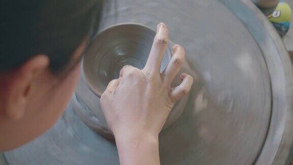东南亚妇女练习制作陶器