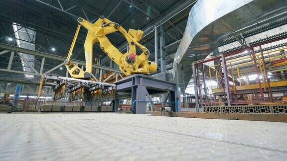 快速移动的砖批次得到机械搬迁由现代工厂工业设备