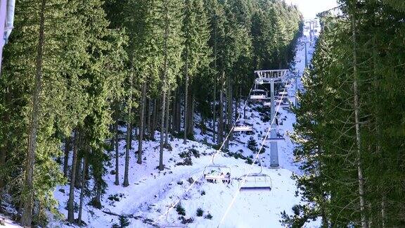 在班斯科的冬季高山滑雪胜地滑雪缆车带着滑雪者在斜坡上滑雪
