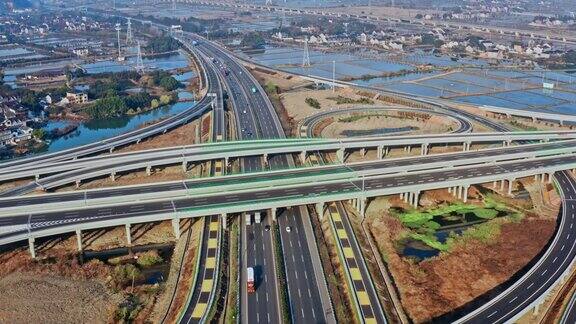 高速公路路口的航拍画面