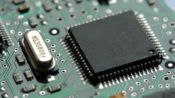 小型微处理器、微控制器芯片上的一个通用的现代台式PC电脑主板对象宏极端特写放大无人电子元件短缺概念电路板