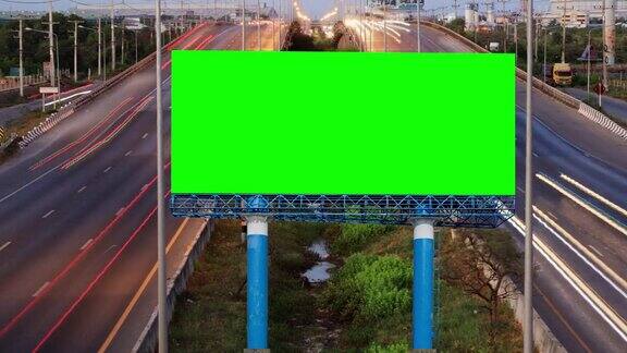 4k时间推移广告牌绿色屏幕近距离使用的广告与道路上的交通运动
