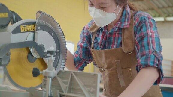 小企业主木匠的肖像微笑和站在工业家具制造车间