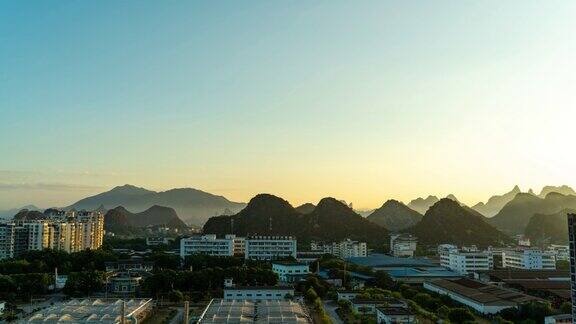 清晨的日出与桂林的城市建筑和山脉广西中国