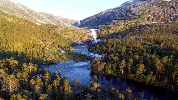 鸟瞰图快速惊人的瀑布在Husedalen山谷挪威夏天的时间