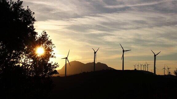 纳瓦拉(西班牙)风力发电场日落的景色与复制空间
