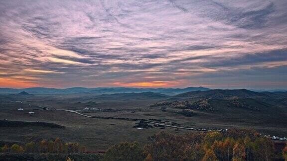 日出时分内蒙古美丽的山云景观