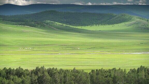 蒙古包帐篷在蒙古地理大山谷