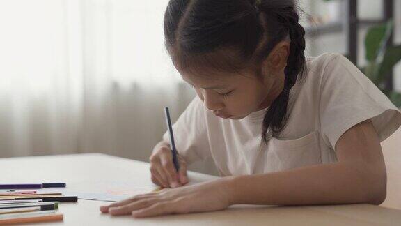 亚洲小女孩在家里做她的艺术和涂色作业