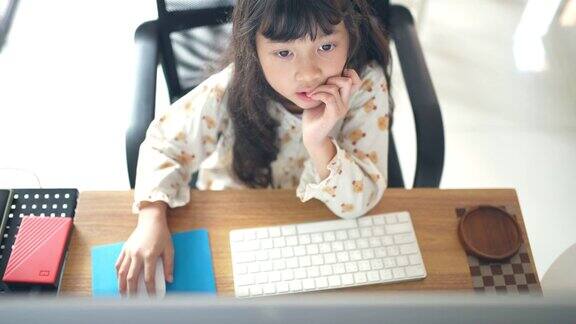 女孩在线学习与在线家教在家