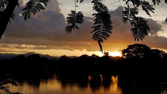 黄昏黄昏的天空和云的背景在泰国清莱河角彩色日落与生动的天空