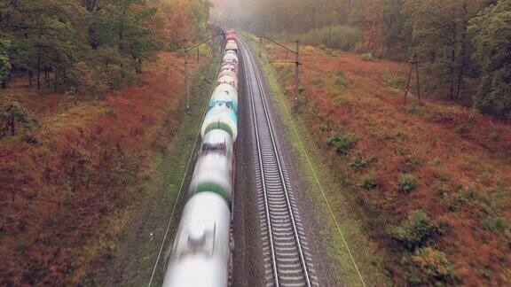 一列货运火车穿过秋天的森林