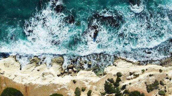 海岸上的海浪水的纹理海洋的鸟瞰图塞浦路斯