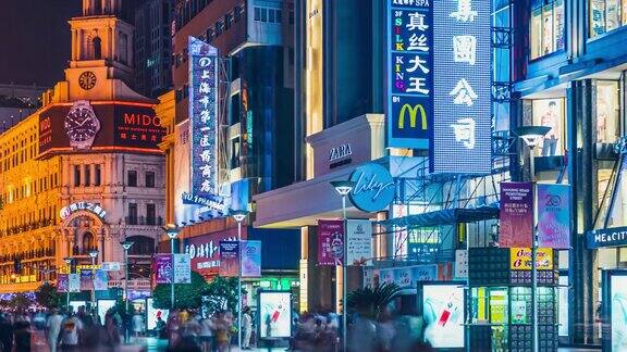 游客成群的人走在南京路步行街上购物的夜晚上海街的夜晚时光流逝