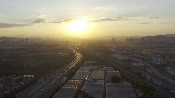 日落时分高速公路和高速铁路沐浴在金色的阳光中