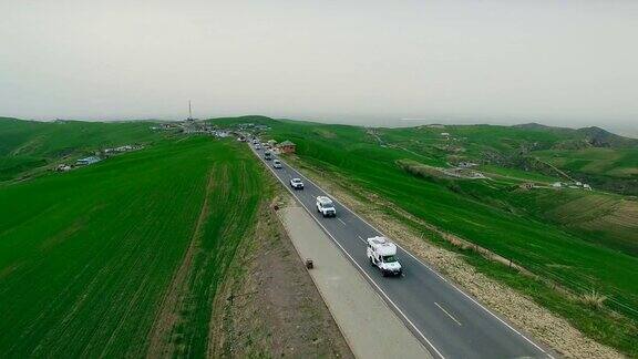 汽车在中国新疆的乡村道路上行驶的鸟瞰图