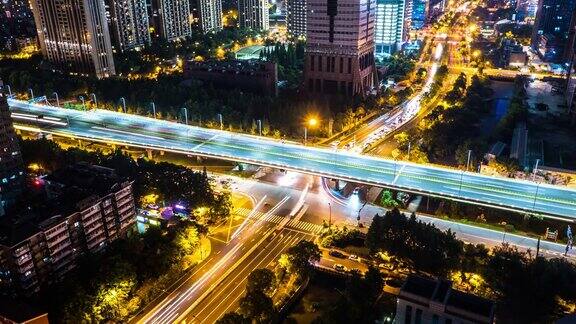 晚上杭州市中心繁忙的道路和现代化的建筑间隔拍摄