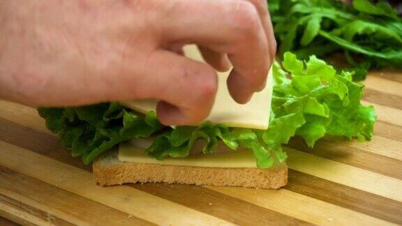 用白面包火腿沙拉西红柿做三明治