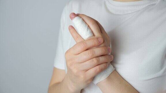 手指受伤手臂上有白色背景的绷带