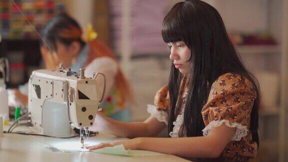 亚洲年轻女孩参加缝纫课在周末使用缝纫机