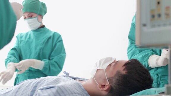 在无菌的手术室里为手术做准备团队专家外科医生身穿手术服戴手套和口罩对医院发生严重事故的患者进行胸外科手术处理