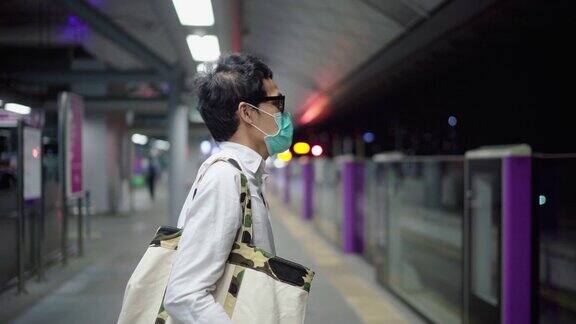 一名年轻的亚洲男子在下班后乘坐火车回家