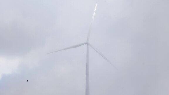 葡萄牙马德拉岛的风车和云无人机的画面