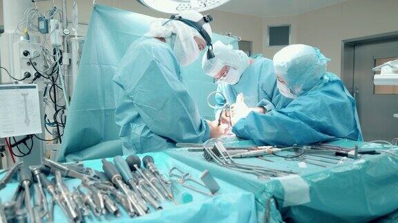 外科医生正在一起进行手术