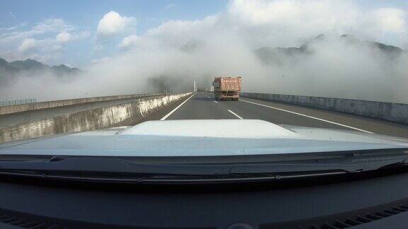 在中国大雾弥漫的山路上开车