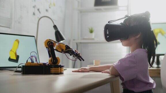 女孩戴着VR眼镜控制机器人手臂