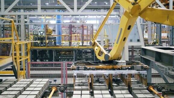 自动化的机器人从一个工作的传送带上移动砖块
