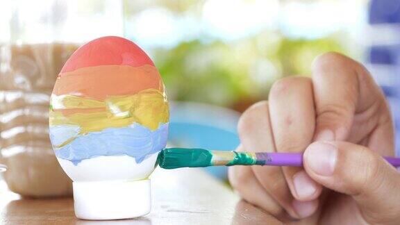 创造性的艺术活动用许多颜色装饰彩蛋