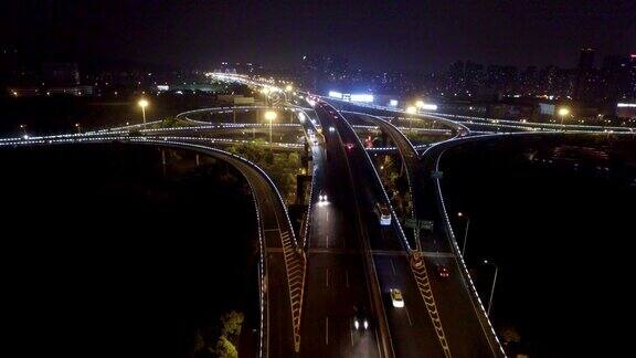 在现代城市的中城的道路交汇处的夜晚