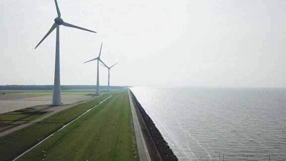 沿着荷兰的海或湖屏障有许多风车