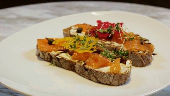烤面包配咸味鲑鱼片特写健康和有益健康的食物在餐馆里上菜的慢动作